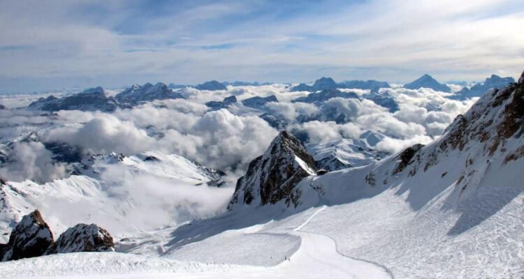 sneeuwkanon ter ondersteuning van sneeuwzekere skigebieden