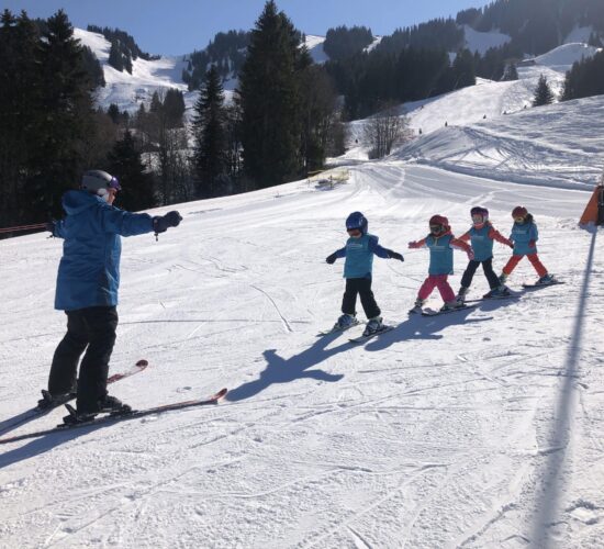 kleuters in de les sneeuwgewenning